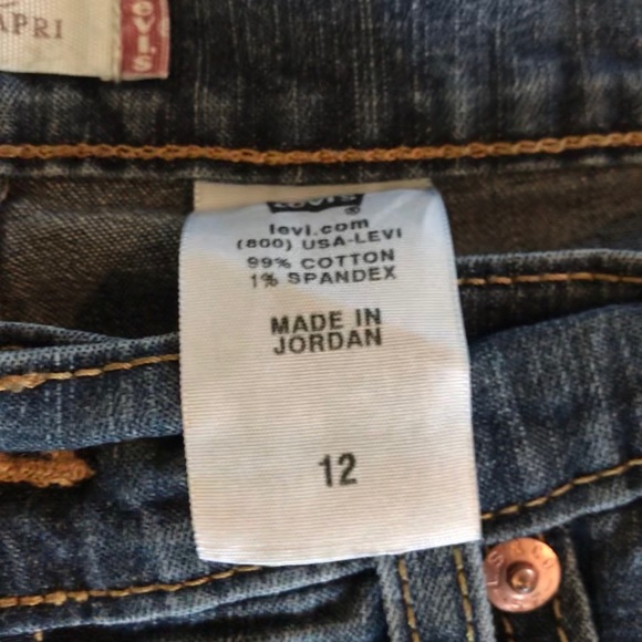 Levi’s Classic Capris - Picture 6 of 8
